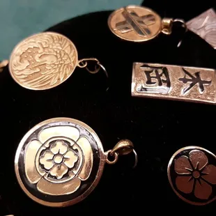 Black enamel kamon, Japanese family crest