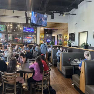 ows people sitting at tables