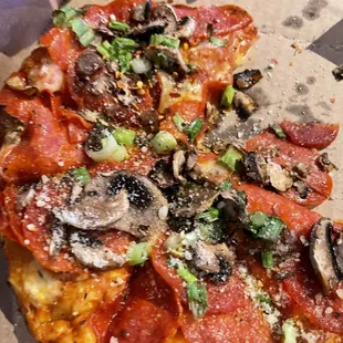 Personal double pep,fresh mushrooms, green onions, NY Spice