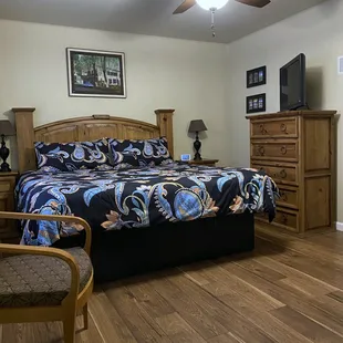 King room with shower/tub