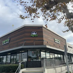 MEALPREP REVOLUTION - signage. Cleaner eating, food options. Meals are fully customizable