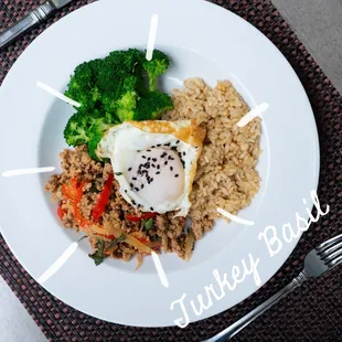 TURKEY BASIL PLATE / 93/7 lean ground turkey stir fried w/a fried egg on top with Garlic Brown Rice &amp; Broccoli on the side