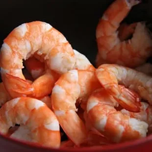 Large, cooked shrimp, tail on (20-30 ct). Sweeet!