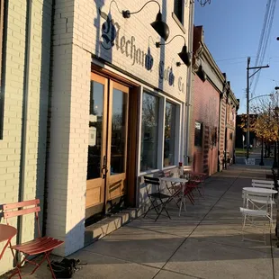 the outside of a coffee shop