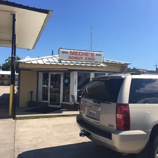 Great spot but easy to miss the first time. No sign on the street. It is in the parking lot in front of a hotel.