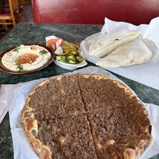 Lahmi Bi Ajeen, Hummus