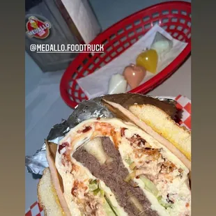 Hamburguesa super con salsas MEDALLO