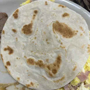 Las tortillas muy ricas, pedimos huevos al gusto y bien servidos.    El café sabe delicioso , muy amables.
