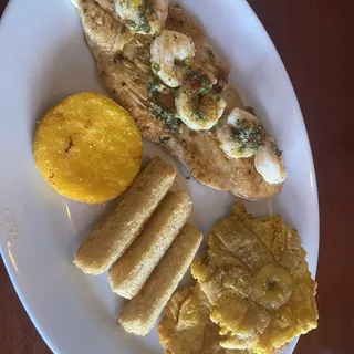 Pechuga con Camarones Al Ajillo