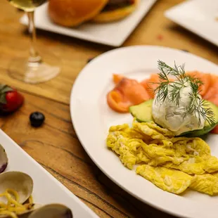 Smoke Salmon, Avocado &amp; Scramble eggs ( Brunch )