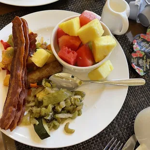 a plate of breakfast food