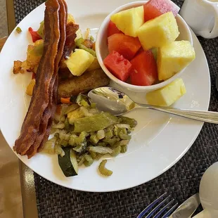 a plate of breakfast food