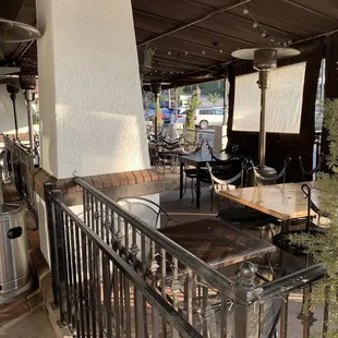 the outside of a restaurant