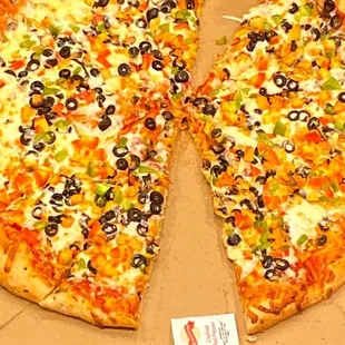 Spicy chicken veggie pizza