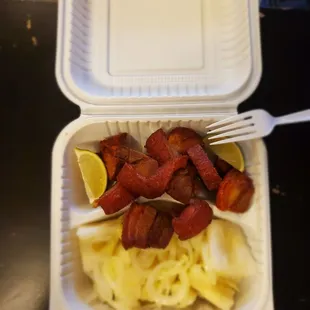 Chicaronne con yuca y cebollas.