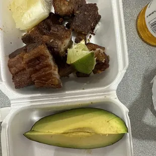 Chicharrón con yuca y aguacate.