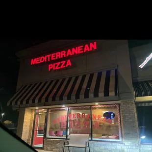 the outside of a restaurant at night