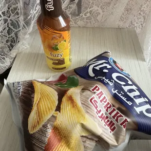 Fuzy mineral drink and paprika chips