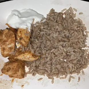 Chicken platter with rice and garlic sauce