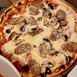 Salsiccia e funghi - sausage, mushroom &amp; olive pizza