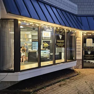 the outside of a restaurant