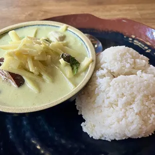 G1. Green Curry with chicken lunch special for $12