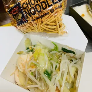 Shrimp Chow Mein (comes with a bag of crackers) #healthychinesefood