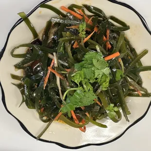 Shredded seaweed salad