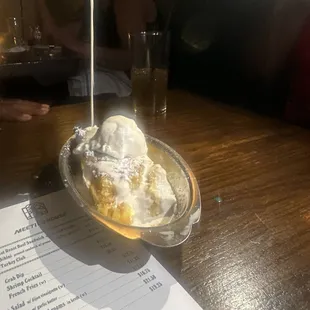 Baked pineapple with ice cream