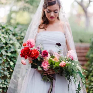 Secret Garden wedding - Photo by Jennefer Wilson, Gown by Vera Wang, Floral byu The Southern Table, Rentals by Fauxcades