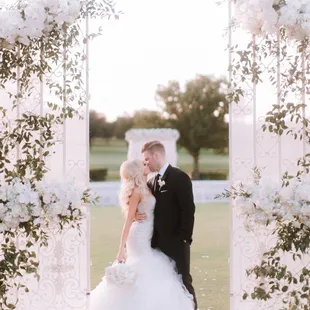 Four Seasons Las Colinas wedding by destination wedding planner Meggie Francisco - Photo by Jennefer Wilson - Decor by Bella Flora