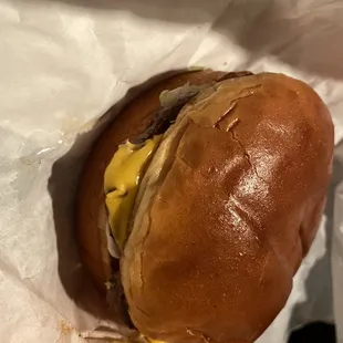 Single cheeseburger