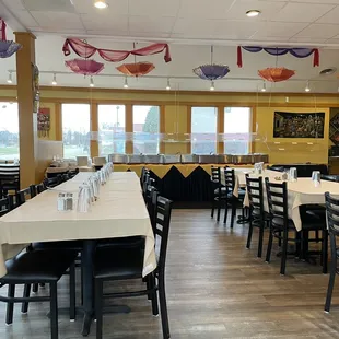 Inside seating area and buffet.   (12/2/2022)