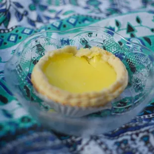 a tart in a glass bowl