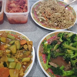 Curry chicken/ broc w/beef  / chew main.