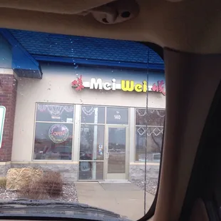 a view of a restaurant from inside a car