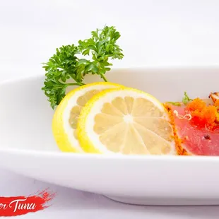  plate of tuna with lemon and parsley