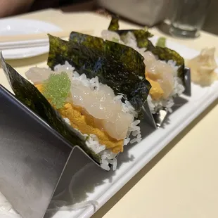 Hokkai roll (uni, hotate, tobiko)