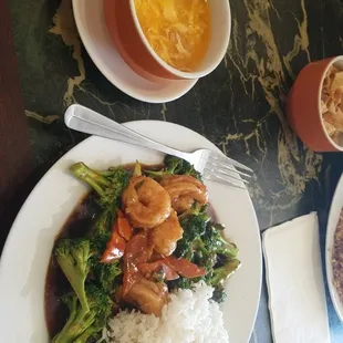 I ordered the broccoli and shrimp lunch combo with egg drop soup and it was delicious.