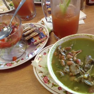 Especial Casa: Carne en se juga con frijoles, cebolla,tocino y chile verde. Muy Rico!!!! Coctel de Camaron y Michelada