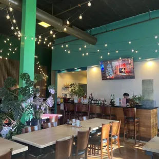 Cute and fresh interior, lots of natural light.