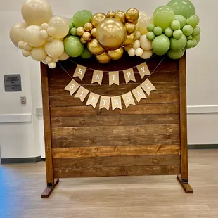 Wood wall backdrop and balloons