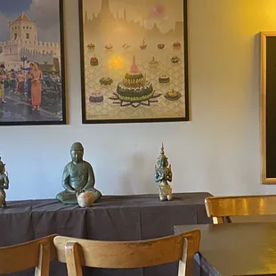 Beautiful surroundings and relaxing music.