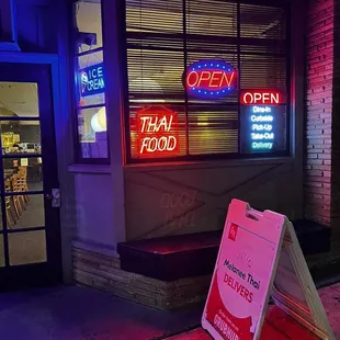 a closed sign in front of a restaurant