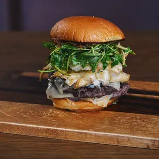 The juicy durrty
two patties, 3 x pepper jack cheese, havesum ranch, hand-cut fries, arugula, melaioli, &amp; pickles on potato roll.