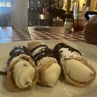 Delicious Cannolis