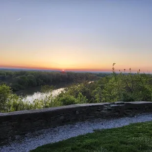 Merom bluff within 5 minute walk. Wabash River.
