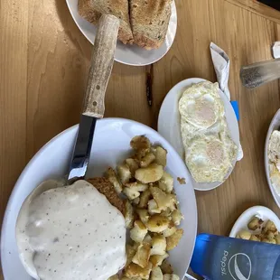 Fried steak with home fries and rye bread