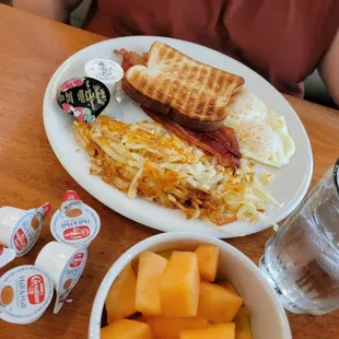 a plate of breakfast food