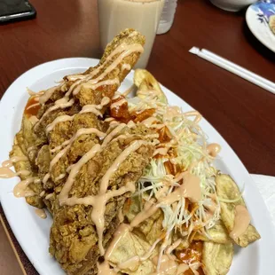 Pollo frito con tajadas and horchata